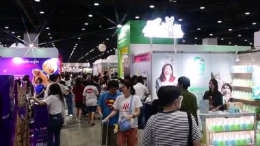 QSNCC 'de Tayland' daki Hayvan Fuarı 'nda. Ziyaretçiler, alışveriş için kendi hayvanlarını getirebiliyor ve şovdaki diğer evcil hayvanlarla eğlenebiliyorlar. Bangkok, Tayland. - 1 Mayıs 2025.