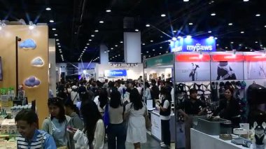 QSNCC 'de Tayland' daki Hayvan Fuarı 'nda. Ziyaretçiler, alışveriş için kendi hayvanlarını getirebiliyor ve şovdaki diğer evcil hayvanlarla eğlenebiliyorlar. Bangkok, Tayland. - 1 Mayıs 2025.