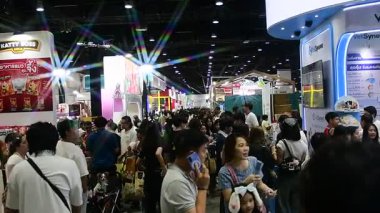 QSNCC 'de Tayland' daki Hayvan Fuarı 'nda. Ziyaretçiler, alışveriş için kendi hayvanlarını getirebiliyor ve şovdaki diğer evcil hayvanlarla eğlenebiliyorlar. Bangkok, Tayland. - 1 Mayıs 2025.