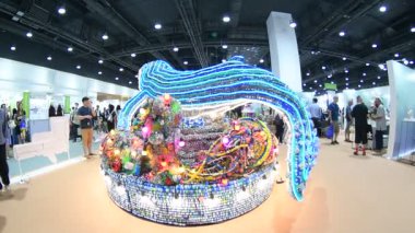 Bangkok 2025, QSNCC sergi merkezinde farklı tedarikçilerle Tayland 'da üretilen ürünlerin çeşitlerini satan el sanatları. Balık gözü lensli fotoğraflar. Bangkok, Tayland. - 21 Haziran 2025.