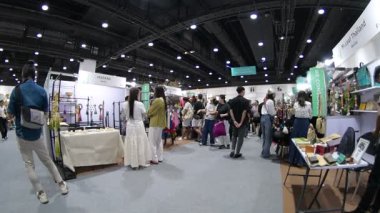 Bangkok 2025, QSNCC sergi merkezinde farklı tedarikçilerle Tayland 'da üretilen ürünlerin çeşitlerini satan el sanatları. Bangkok, Tayland. - 21 Haziran 2025.