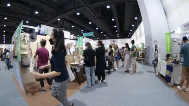 Bangkok 2025, QSNCC sergi merkezinde farklı tedarikçilerle Tayland 'da üretilen ürünlerin çeşitlerini satan el sanatları. Bangkok, Tayland. - 21 Haziran 2025.