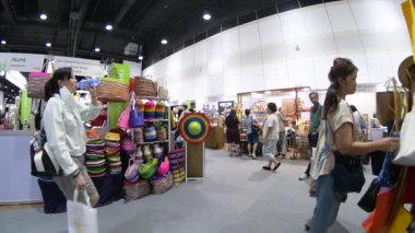 Bangkok 2025, QSNCC sergi merkezinde farklı tedarikçilerle Tayland 'da üretilen ürünlerin çeşitlerini satan el sanatları. Bangkok, Tayland. - 21 Haziran 2025.