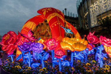 Icon Siyam alışveriş merkezi, nehir kenarındaki parkta YUYUAN Fener Festivali düzenliyor. Turistler ve yerel halk tarafından ziyaret ediliyor. Bangkok, Tayland. - 3 Temmuz 2025.