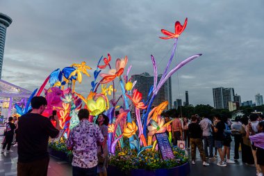 Icon Siyam alışveriş merkezi, nehir kenarındaki parkta YUYUAN Fener Festivali düzenliyor. Turistler ve yerel halk tarafından ziyaret ediliyor. Bangkok, Tayland. - 3 Temmuz 2025.