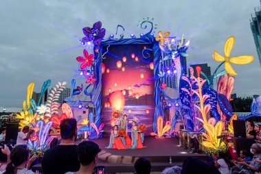 Icon Siyam alışveriş merkezi, nehir kenarındaki parkta YUYUAN Fener Festivali düzenliyor. Turistler ve yerel halk tarafından ziyaret ediliyor. Bangkok, Tayland. - 3 Temmuz 2025.