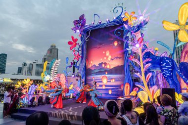 Icon Siyam alışveriş merkezi, nehir kenarındaki parkta YUYUAN Fener Festivali düzenliyor. Turistler ve yerel halk tarafından ziyaret ediliyor. Bangkok, Tayland. - 3 Temmuz 2025.