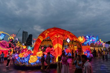 Icon Siyam alışveriş merkezi, nehir kenarındaki parkta YUYUAN Fener Festivali düzenliyor. Turistler ve yerel halk tarafından ziyaret ediliyor. Bangkok, Tayland. - 3 Temmuz 2025.