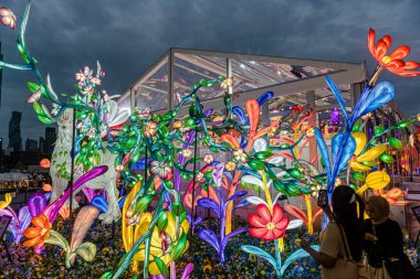 Icon Siyam alışveriş merkezi, nehir kenarındaki parkta YUYUAN Fener Festivali düzenliyor. Turistler ve yerel halk tarafından ziyaret ediliyor. Bangkok, Tayland. - 3 Temmuz 2025.