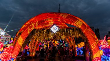 Icon Siyam alışveriş merkezi, nehir kenarındaki parkta YUYUAN Fener Festivali düzenliyor. Turistler ve yerel halk tarafından ziyaret ediliyor. Bangkok, Tayland. - 3 Temmuz 2025.