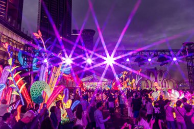 Icon Siyam alışveriş merkezi, nehir kenarındaki parkta YUYUAN Fener Festivali düzenliyor. Turistler ve yerel halk tarafından ziyaret ediliyor. Bangkok, Tayland. - 3 Temmuz 2025.