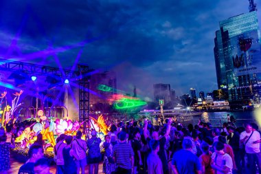 Icon Siyam alışveriş merkezi, nehir kenarındaki parkta YUYUAN Fener Festivali düzenliyor. Turistler ve yerel halk tarafından ziyaret ediliyor. Bangkok, Tayland. - 3 Temmuz 2025.