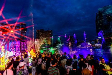 Icon Siyam alışveriş merkezi, nehir kenarındaki parkta YUYUAN Fener Festivali düzenliyor. Turistler ve yerel halk tarafından ziyaret ediliyor. Bangkok, Tayland. - 3 Temmuz 2025.