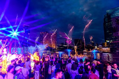 Icon Siyam alışveriş merkezi, nehir kenarındaki parkta YUYUAN Fener Festivali düzenliyor. Turistler ve yerel halk tarafından ziyaret ediliyor. Bangkok, Tayland. - 3 Temmuz 2025.