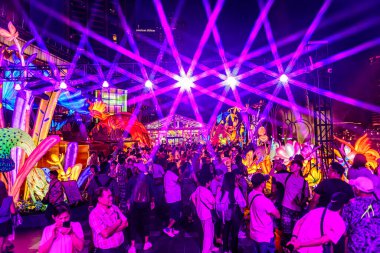 Icon Siyam alışveriş merkezi, nehir kenarındaki parkta YUYUAN Fener Festivali düzenliyor. Turistler ve yerel halk tarafından ziyaret ediliyor. Bangkok, Tayland. - 3 Temmuz 2025.