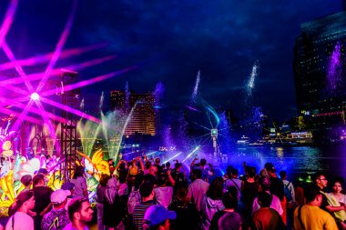 Icon Siyam alışveriş merkezi, nehir kenarındaki parkta YUYUAN Fener Festivali düzenliyor. Turistler ve yerel halk tarafından ziyaret ediliyor. Bangkok, Tayland. - 3 Temmuz 2025.