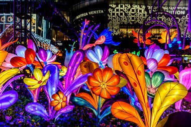 Icon Siyam alışveriş merkezi, nehir kenarındaki parkta YUYUAN Fener Festivali düzenliyor. Turistler ve yerel halk tarafından ziyaret ediliyor. Bangkok, Tayland. - 3 Temmuz 2025.