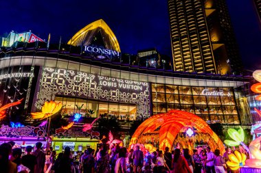 Icon Siyam alışveriş merkezi, nehir kenarındaki parkta YUYUAN Fener Festivali düzenliyor. Turistler ve yerel halk tarafından ziyaret ediliyor. Bangkok, Tayland. - 3 Temmuz 2025.