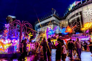 Icon Siyam alışveriş merkezi, nehir kenarındaki parkta YUYUAN Fener Festivali düzenliyor. Turistler ve yerel halk tarafından ziyaret ediliyor. Bangkok, Tayland. - 3 Temmuz 2025.