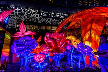 Icon Siyam alışveriş merkezi, nehir kenarındaki parkta YUYUAN Fener Festivali düzenliyor. Turistler ve yerel halk tarafından ziyaret ediliyor. Bangkok, Tayland. - 3 Temmuz 2025.