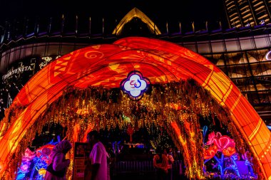 Icon Siyam alışveriş merkezi, nehir kenarındaki parkta YUYUAN Fener Festivali düzenliyor. Turistler ve yerel halk tarafından ziyaret ediliyor. Bangkok, Tayland. - 3 Temmuz 2025.