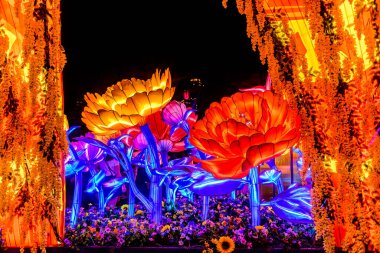 Icon Siyam alışveriş merkezi, nehir kenarındaki parkta YUYUAN Fener Festivali düzenliyor. Turistler ve yerel halk tarafından ziyaret ediliyor. Bangkok, Tayland. - 3 Temmuz 2025.