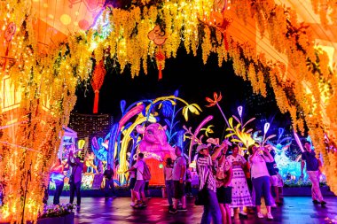 Icon Siyam alışveriş merkezi, nehir kenarındaki parkta YUYUAN Fener Festivali düzenliyor. Turistler ve yerel halk tarafından ziyaret ediliyor. Bangkok, Tayland. - 3 Temmuz 2025.