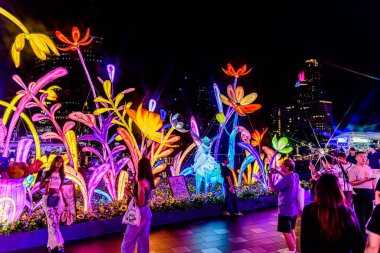 Icon Siyam alışveriş merkezi, nehir kenarındaki parkta YUYUAN Fener Festivali düzenliyor. Turistler ve yerel halk tarafından ziyaret ediliyor. Bangkok, Tayland. - 3 Temmuz 2025.