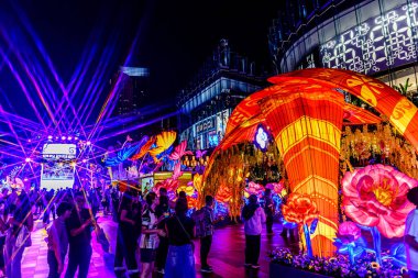 Icon Siyam alışveriş merkezi, nehir kenarındaki parkta YUYUAN Fener Festivali düzenliyor. Turistler ve yerel halk tarafından ziyaret ediliyor. Bangkok, Tayland. - 3 Temmuz 2025.