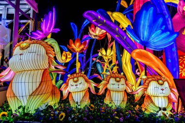 Icon Siyam alışveriş merkezi, nehir kenarındaki parkta YUYUAN Fener Festivali düzenliyor. Turistler ve yerel halk tarafından ziyaret ediliyor. Bangkok, Tayland. - 3 Temmuz 2025.