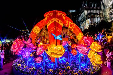 Icon Siyam alışveriş merkezi, nehir kenarındaki parkta YUYUAN Fener Festivali düzenliyor. Turistler ve yerel halk tarafından ziyaret ediliyor. Bangkok, Tayland. - 3 Temmuz 2025.