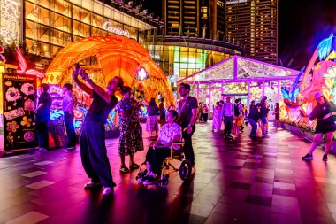 Icon Siyam alışveriş merkezi, nehir kenarındaki parkta YUYUAN Fener Festivali düzenliyor. Turistler ve yerel halk tarafından ziyaret ediliyor. Bangkok, Tayland. - 3 Temmuz 2025.