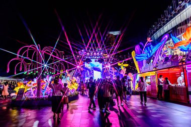 Icon Siyam alışveriş merkezi, nehir kenarındaki parkta YUYUAN Fener Festivali düzenliyor. Turistler ve yerel halk tarafından ziyaret ediliyor. Bangkok, Tayland. - 3 Temmuz 2025.