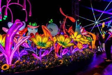 Icon Siyam alışveriş merkezi, nehir kenarındaki parkta YUYUAN Fener Festivali düzenliyor. Turistler ve yerel halk tarafından ziyaret ediliyor. Bangkok, Tayland. - 3 Temmuz 2025.