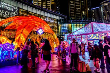 Icon Siyam alışveriş merkezi, nehir kenarındaki parkta YUYUAN Fener Festivali düzenliyor. Turistler ve yerel halk tarafından ziyaret ediliyor. Bangkok, Tayland. - 3 Temmuz 2025.