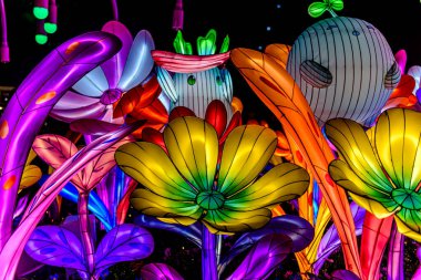 Icon Siyam alışveriş merkezi, nehir kenarındaki parkta YUYUAN Fener Festivali düzenliyor. Turistler ve yerel halk tarafından ziyaret ediliyor. Bangkok, Tayland. - 3 Temmuz 2025.