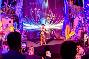 Icon Siyam alışveriş merkezi, nehir kenarındaki parkta YUYUAN Fener Festivali düzenliyor. Turistler ve yerel halk tarafından ziyaret ediliyor. Bangkok, Tayland. - 3 Temmuz 2025.