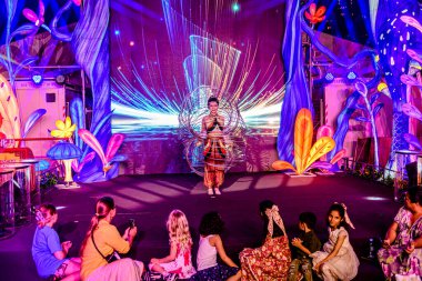 Icon Siyam alışveriş merkezi, nehir kenarındaki parkta YUYUAN Fener Festivali düzenliyor. Turistler ve yerel halk tarafından ziyaret ediliyor. Bangkok, Tayland. - 3 Temmuz 2025.