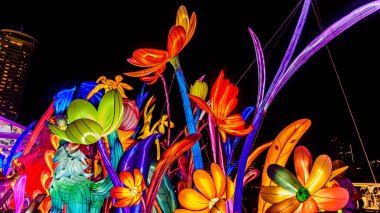 Icon Siyam alışveriş merkezi, nehir kenarındaki parkta YUYUAN Fener Festivali düzenliyor. Turistler ve yerel halk tarafından ziyaret ediliyor. Bangkok, Tayland. - 3 Temmuz 2025.