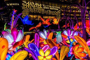 Icon Siyam alışveriş merkezi, nehir kenarındaki parkta YUYUAN Fener Festivali düzenliyor. Turistler ve yerel halk tarafından ziyaret ediliyor. Bangkok, Tayland. - 3 Temmuz 2025.