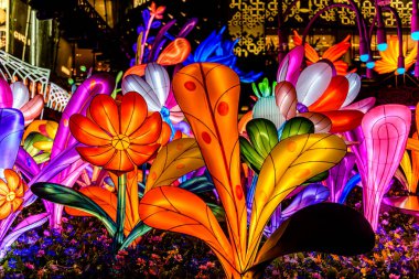 Icon Siyam alışveriş merkezi, nehir kenarındaki parkta YUYUAN Fener Festivali düzenliyor. Turistler ve yerel halk tarafından ziyaret ediliyor. Bangkok, Tayland. - 3 Temmuz 2025.