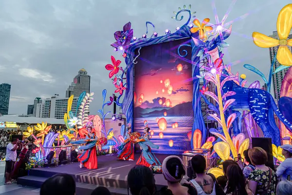 Icon Siyam alışveriş merkezi, nehir kenarındaki parkta YUYUAN Fener Festivali düzenliyor. Turistler ve yerel halk tarafından ziyaret ediliyor. Bangkok, Tayland. - 3 Temmuz 2025.