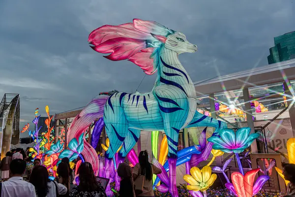 Icon Siyam alışveriş merkezi, nehir kenarındaki parkta YUYUAN Fener Festivali düzenliyor. Turistler ve yerel halk tarafından ziyaret ediliyor. Bangkok, Tayland. - 3 Temmuz 2025.