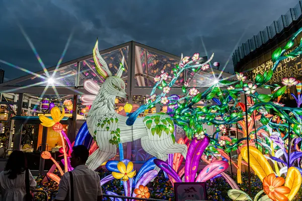 Icon Siyam alışveriş merkezi, nehir kenarındaki parkta YUYUAN Fener Festivali düzenliyor. Turistler ve yerel halk tarafından ziyaret ediliyor. Bangkok, Tayland. - 3 Temmuz 2025.