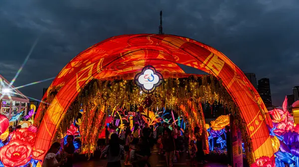 Icon Siyam alışveriş merkezi, nehir kenarındaki parkta YUYUAN Fener Festivali düzenliyor. Turistler ve yerel halk tarafından ziyaret ediliyor. Bangkok, Tayland. - 3 Temmuz 2025.