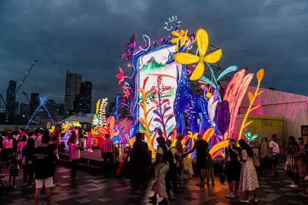 Icon Siyam alışveriş merkezi, nehir kenarındaki parkta YUYUAN Fener Festivali düzenliyor. Turistler ve yerel halk tarafından ziyaret ediliyor. Bangkok, Tayland. - 3 Temmuz 2025.