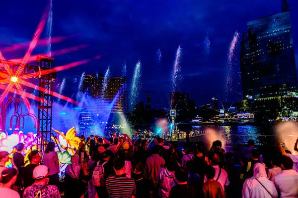 Icon Siyam alışveriş merkezi, nehir kenarındaki parkta YUYUAN Fener Festivali düzenliyor. Turistler ve yerel halk tarafından ziyaret ediliyor. Bangkok, Tayland. - 3 Temmuz 2025.