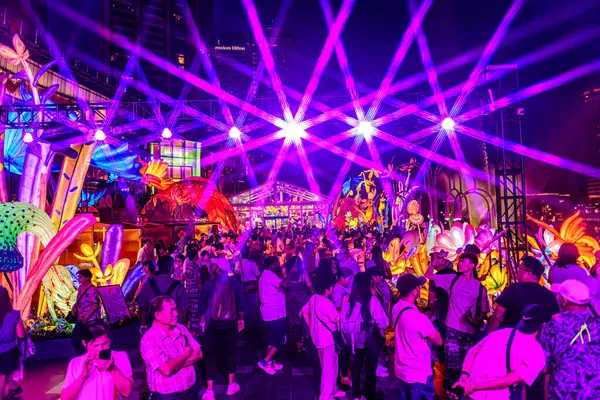 Icon Siyam alışveriş merkezi, nehir kenarındaki parkta YUYUAN Fener Festivali düzenliyor. Turistler ve yerel halk tarafından ziyaret ediliyor. Bangkok, Tayland. - 3 Temmuz 2025.