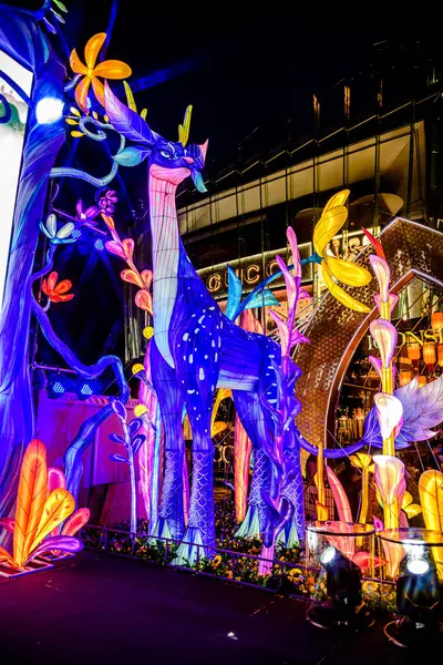 Icon Siyam alışveriş merkezi, nehir kenarındaki parkta YUYUAN Fener Festivali düzenliyor. Turistler ve yerel halk tarafından ziyaret ediliyor. Bangkok, Tayland. - 3 Temmuz 2025.