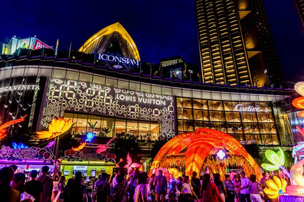 Icon Siyam alışveriş merkezi, nehir kenarındaki parkta YUYUAN Fener Festivali düzenliyor. Turistler ve yerel halk tarafından ziyaret ediliyor. Bangkok, Tayland. - 3 Temmuz 2025.